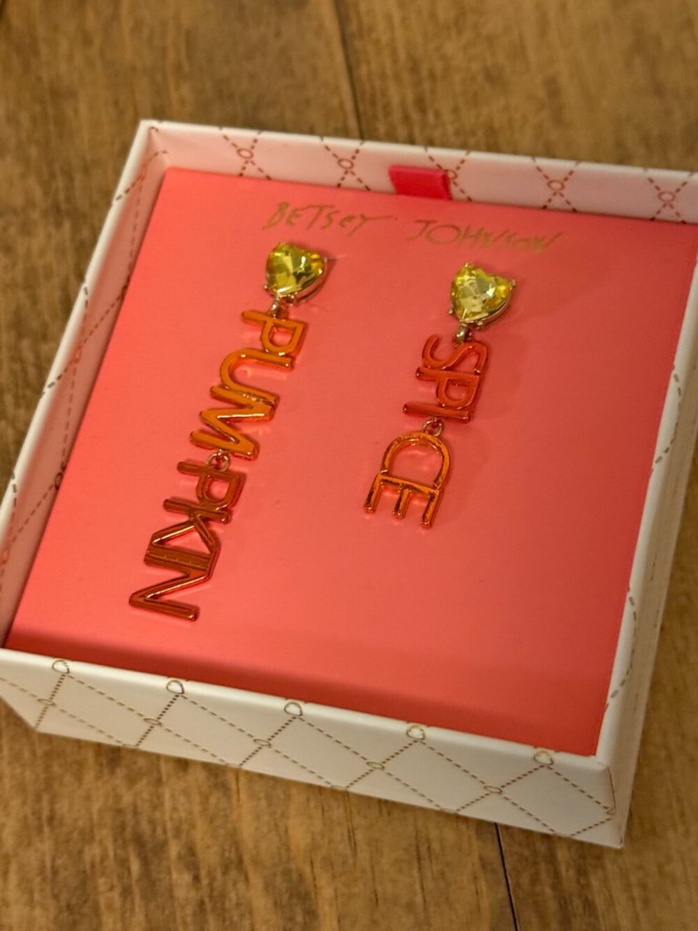 🍂 Betsey Johnson Pumpkin Spice Mismatched Drop Earrings NWT - Picture 3 of 5